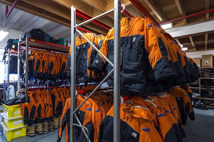 服裝倉(cāng)庫(kù)如何除濕?倉(cāng)庫(kù)除濕機(jī)輕松應(yīng)對(duì)潮濕問(wèn)題